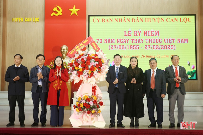 Lãnh đạo huyện Can Lộc tặng hoa chúc mừng ngành y tế huyện.