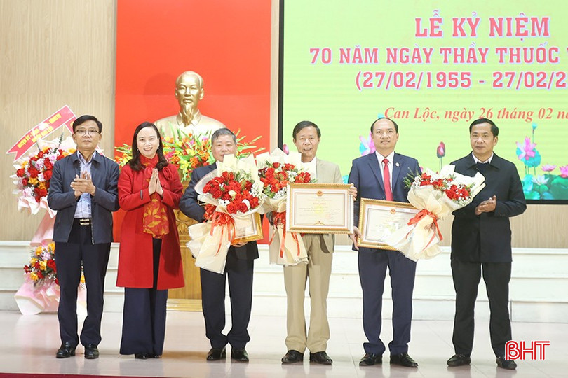 ...và bằng khen của UBND tỉnh cho 1 tập thể và 2 cá nhân có thành tích xuất sắc trong sự nghiệp chăm sóc, bảo vệ và nâng cao sức khỏe Nhân dân.
