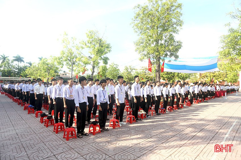 Năm học 2024-2025, Trường THPT Nghèn có hơn 1.500 học sinh và 103 giáo viên.