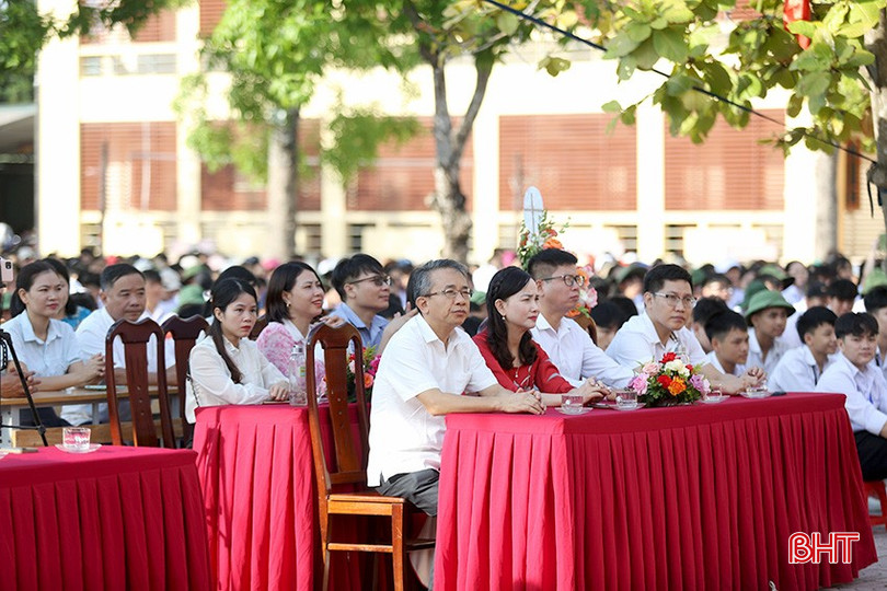 Chủ nhiệm Ủy ban Kiểm tra Tỉnh ủy Hà Văn Trọng dự lễ khai giảng tại Trường THPT Nghèn.