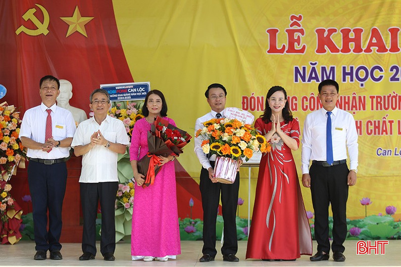 Chủ nhiệm Ủy ban Kiểm tra Tỉnh ủy Hà Văn Trọng, lãnh đạo huyện Can Lộc tặng hoa chúc mừng Trường THPT Nghèn.