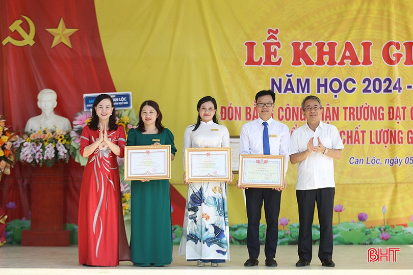Trao bằng khen của Chủ tịch UBND tỉnh và LĐLĐ tỉnh cho các cá nhân có thành tích xuất sắc.