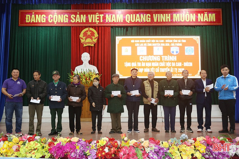 Tại chương trình, 95 suất quà (mỗi suất 500.000 đồng) được trao cho 95 nạn nhân, gia đình nạn nhân trên địa bàn Can Lộc.