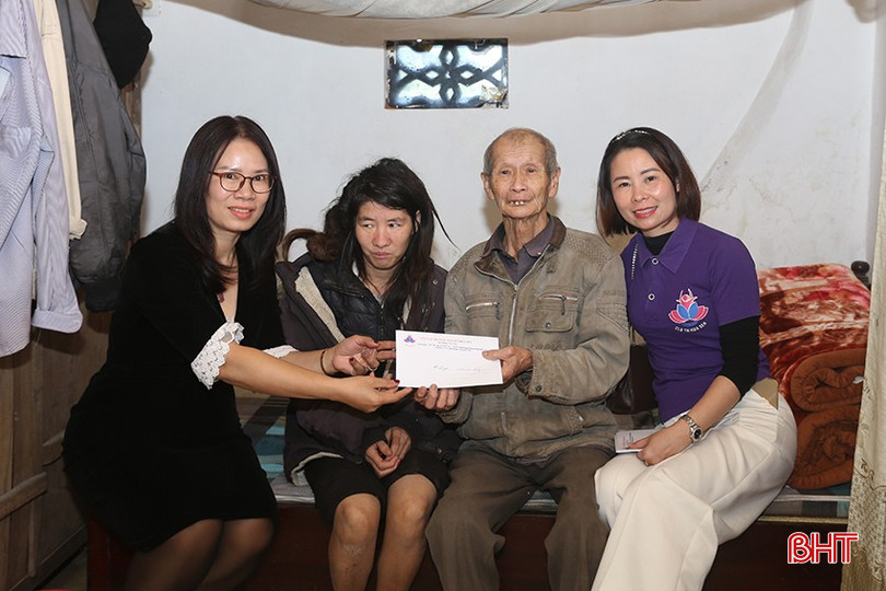 Ngoài ra, Ban tổ chức còn dành tặng 5 suất quà (mỗi suất 1 triệu đồng) cho 5 nạn nhân chất độc da cam/dioxin nặng, thường xuyên đau ốm.