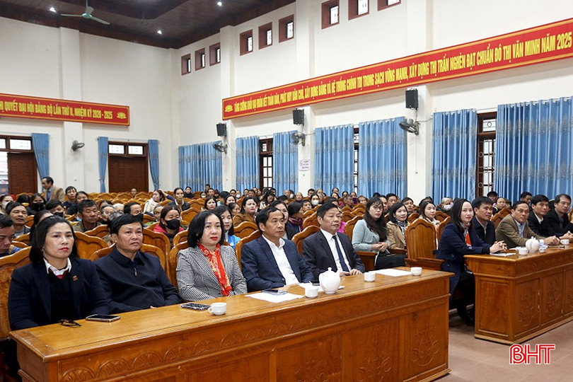 Đại biểu tham dự chương trình.