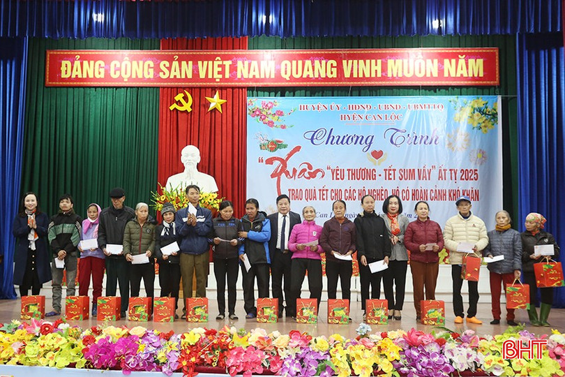 Đại biểu trao quà tết cho hộ nghèo, hộ gặp hoàn cảnh khó khăn trên địa bàn Can Lộc. Đây là số quà được các doanh nghiệp, nhà hảo tâm và nguồn quỹ người nghèo của huyện do các cơ quan, đơn vị trên địa bàn đóng góp, ủng hộ.
