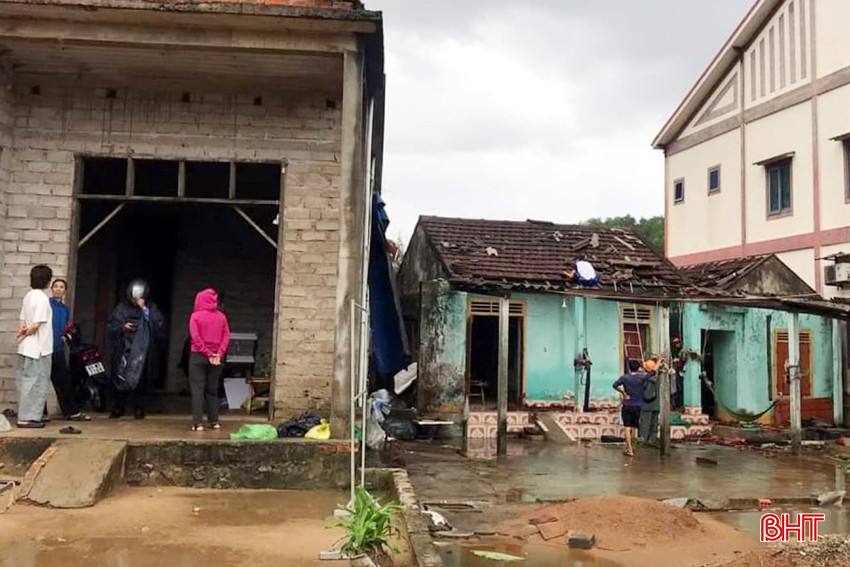 Ông Nguyễn Đình Hào – Phó Chủ tịch UBND xã Kỳ Xuân cho biết: Trận lốc xoáy này đã làm tốc mái, hư hại 16 nhà ở và một số công trình phụ trợ của người dân. Chính quyền xã đã huy động lực lượng tại chỗ để hỗ trợ các gia đình sửa chữa lại các công trình bị hư hại.