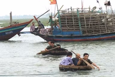 Cán bộ, chiến sĩ Đồn BP 164 giúp ngư dân vào tránh bão - Ảnh: Chính Thu