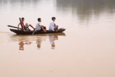 Chòng chành đến trường trên những chiếc thuyền con! Một chiếc thuyền câu bé tẻo teo! Vô tư "kẹp 3" qua sông! Một mình thi gan cùng nước lũ! Cả làng cùng bơi!