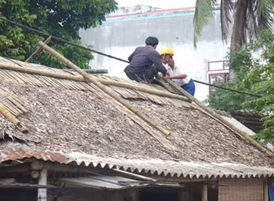 Nhân dân xã Thạch Hải (Thạch Hà) chằng chống nhà tránh bão - Ảnh: Quang Linh.