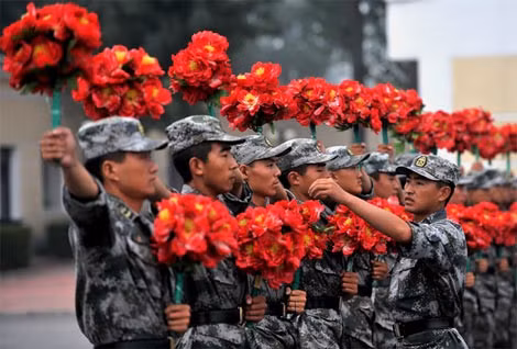 Hãng tin Xinhua cho hay các binh sĩ này tập đứng bất động trong suốt một tiếng đồng hồ đầu tiên, cố gắng không cử động trong tiếng thứ hai và đứng vững trong tiếng thứ ba. Ảnh: AP.