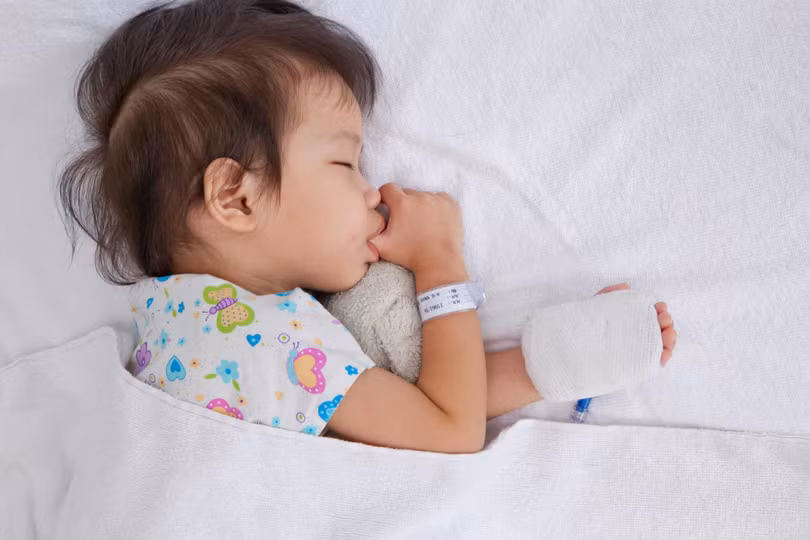 Làm gì khi trẻ bị sốt cao kéo dài?