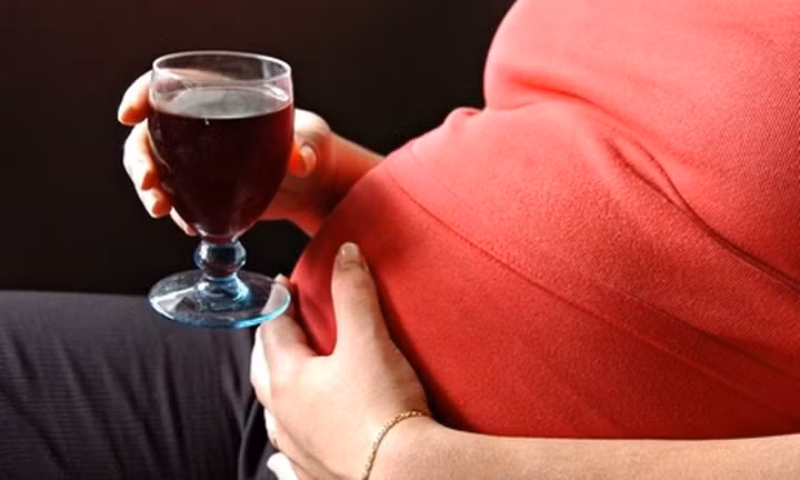 Khi đang cho con bú, mẹ không nên uống rượu vì những lí do này