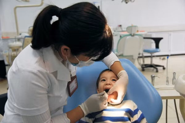 5 thói quen ăn uống sai cách có thể phá hủy răng của trẻ