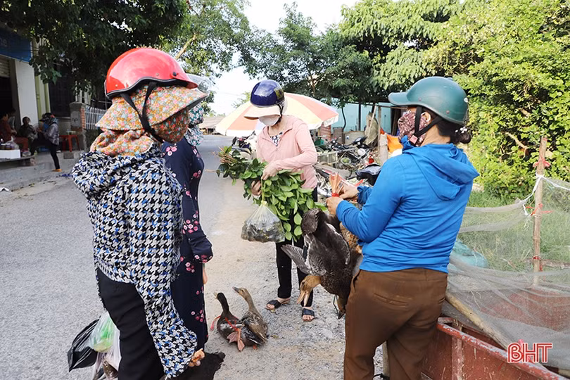Chợ truyền thống ở Hà Tĩnh nhộn nhịp ngày tết Đoan Ngọ
