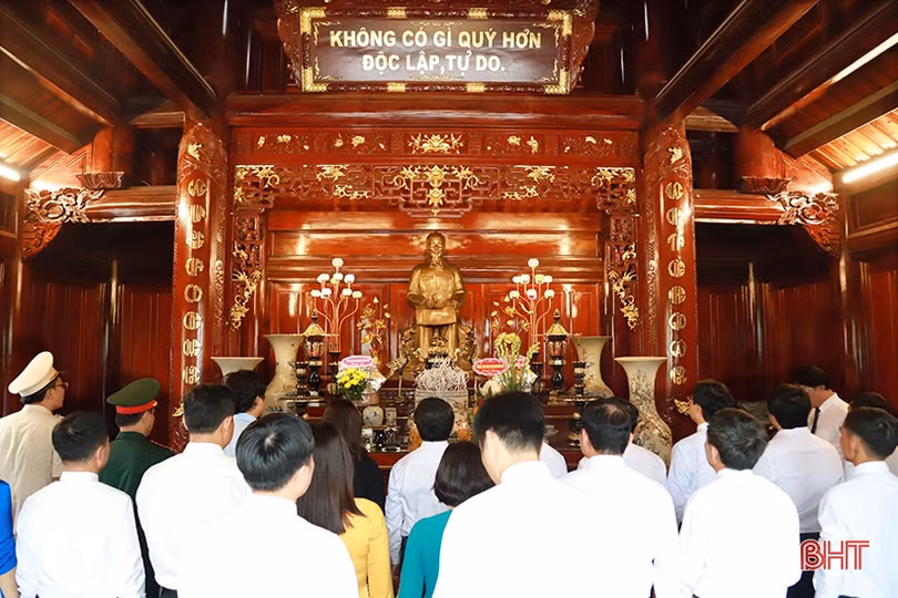 Đoàn đại biểu huyện Hương Sơn dâng hương, báo công với Bác Hồ