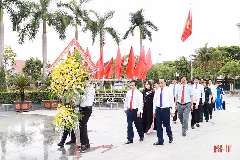 Đoàn đại biểu huyện Hương Sơn dâng hương, báo công với Bác Hồ