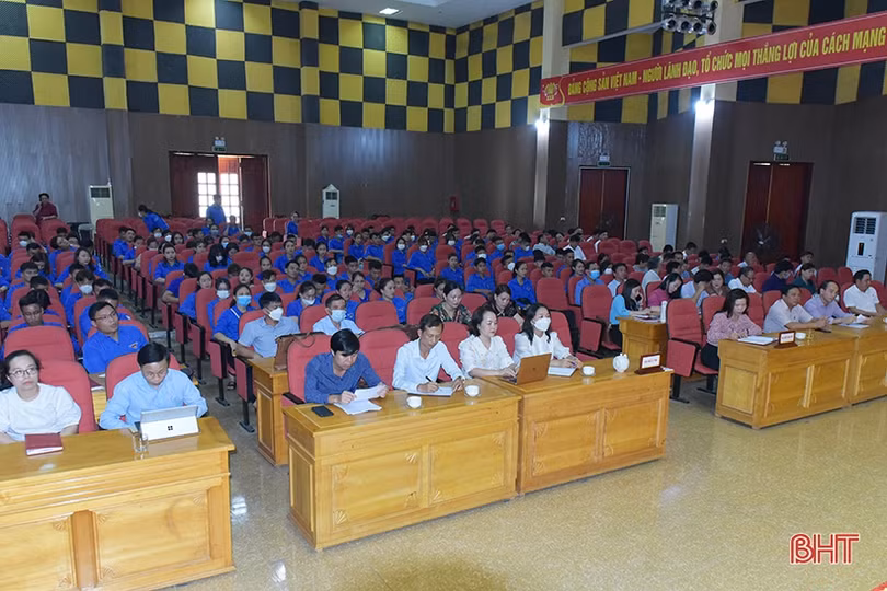 Lãnh đạo huyện Hương Khê đối thoại với hơn 200 đoàn viên, thanh niên