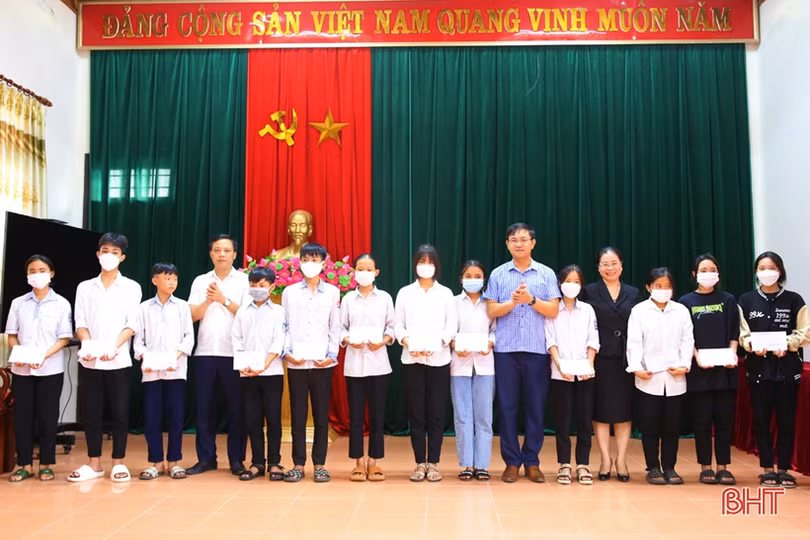 Trao quà cho 25 học sinh khó khăn ở Thạch Hà trước kỳ thi vào lớp 10