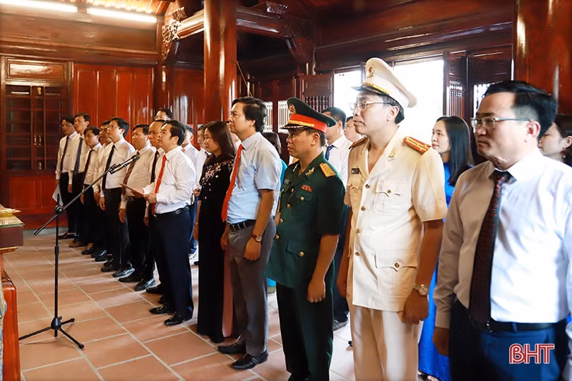 Đoàn đại biểu huyện Hương Sơn dâng hương, báo công với Bác Hồ