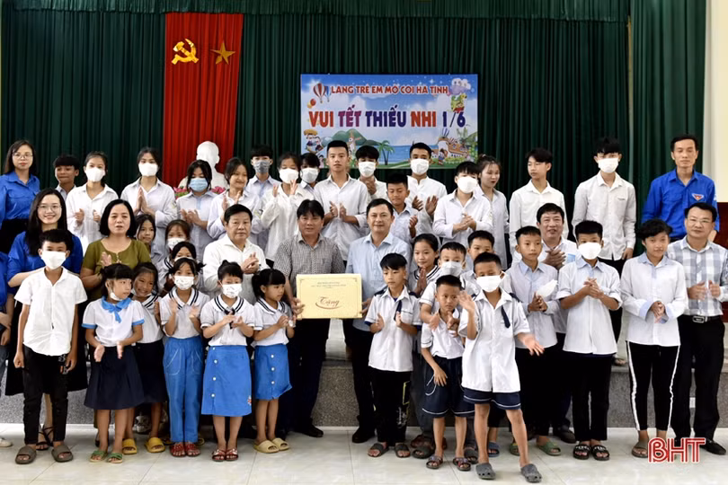 Lãnh đạo Hà Tĩnh tặng quà trẻ em đặc biệt khó khăn dịp Quốc tế thiếu nhi
