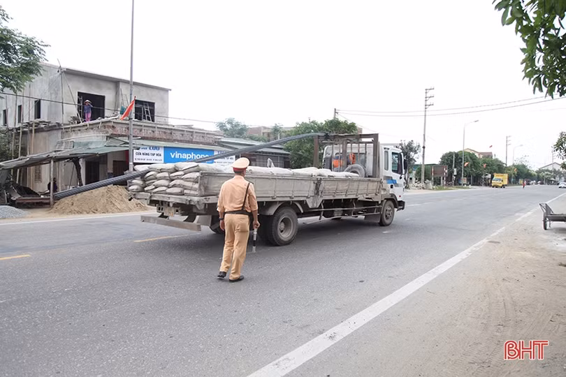 Bất an với xe chở sắt thép cồng kềnh trên nhiều tuyến đường ở Hà Tĩnh