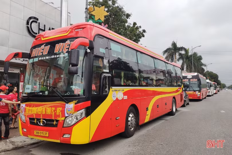 Đông đảo CĐV Hà Tĩnh tới sân Vinh cổ vũ trận “Derby xứ Nghệ”
