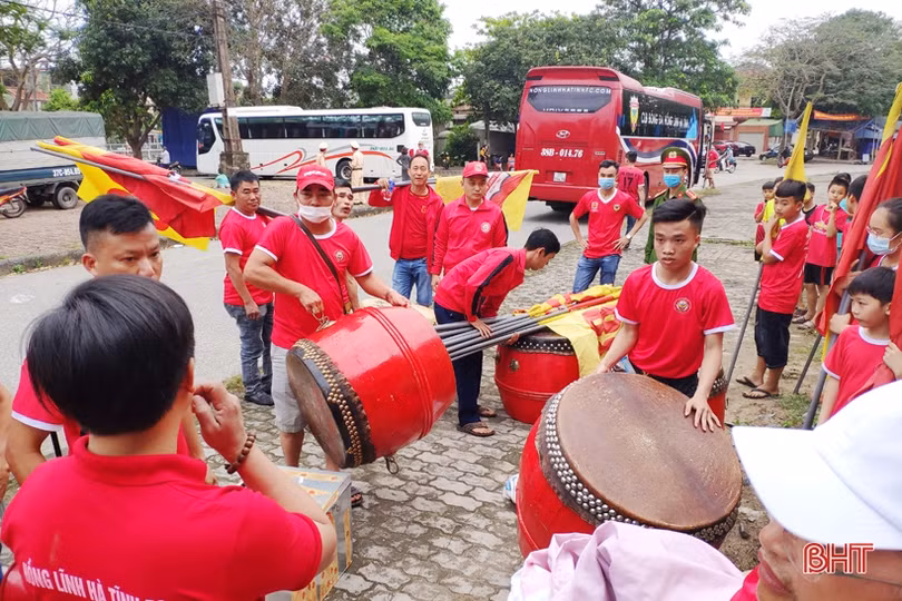 Đông đảo CĐV Hà Tĩnh tới sân Vinh cổ vũ trận “Derby xứ Nghệ”
