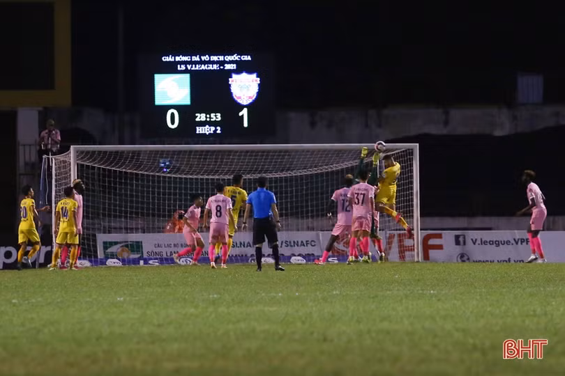 HLV Nguyễn Thành Công ra mắt ấn tượng, Hồng Lĩnh Hà Tĩnh thắng 2-0 trước Sông Lam Nghệ An