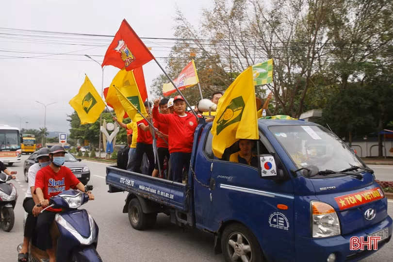 Đông đảo CĐV Hà Tĩnh tới sân Vinh cổ vũ trận “Derby xứ Nghệ”