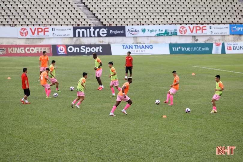 Đông đảo CĐV Hà Tĩnh tới sân Vinh cổ vũ trận “Derby xứ Nghệ”