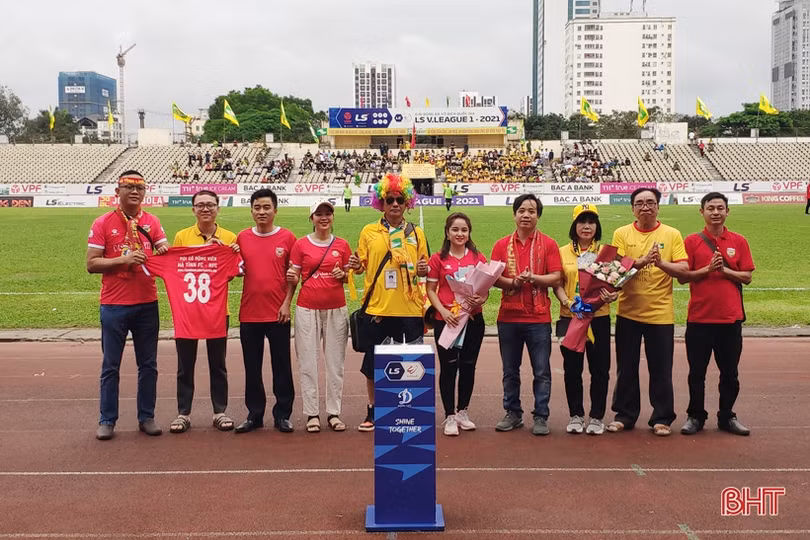 Đông đảo CĐV Hà Tĩnh tới sân Vinh cổ vũ trận “Derby xứ Nghệ”