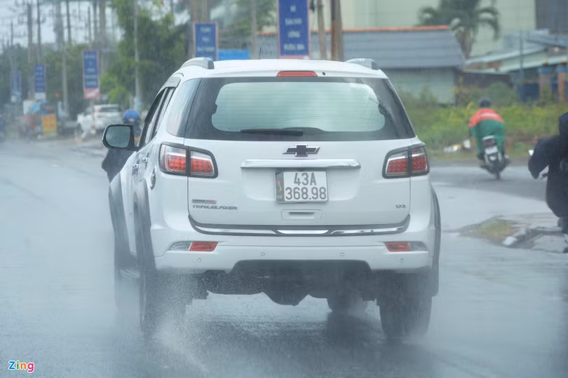 Những lưu ý sử dụng ô tô khi mưa lớn