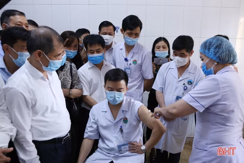 Cận cảnh những mũi tiêm vắc-xin phòng Covid-19 đầu tiên ở Hà Tĩnh