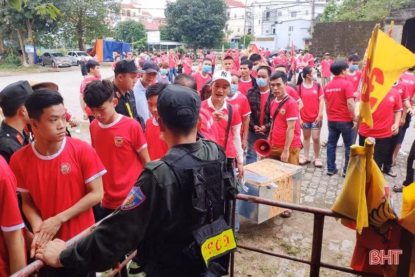 Đông đảo CĐV Hà Tĩnh tới sân Vinh cổ vũ trận “Derby xứ Nghệ”
