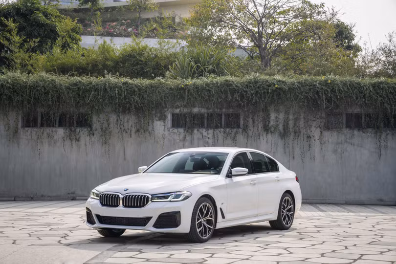 BMW 5-Series mới ra mắt thị trường Việt Nam: Giá từ 2,5 tỷ đồng, 3 phiên bản đi kèm nhiều trang bị