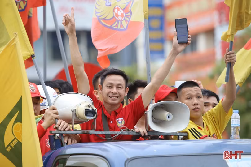 Đông đảo CĐV Hà Tĩnh tới sân Vinh cổ vũ trận “Derby xứ Nghệ”