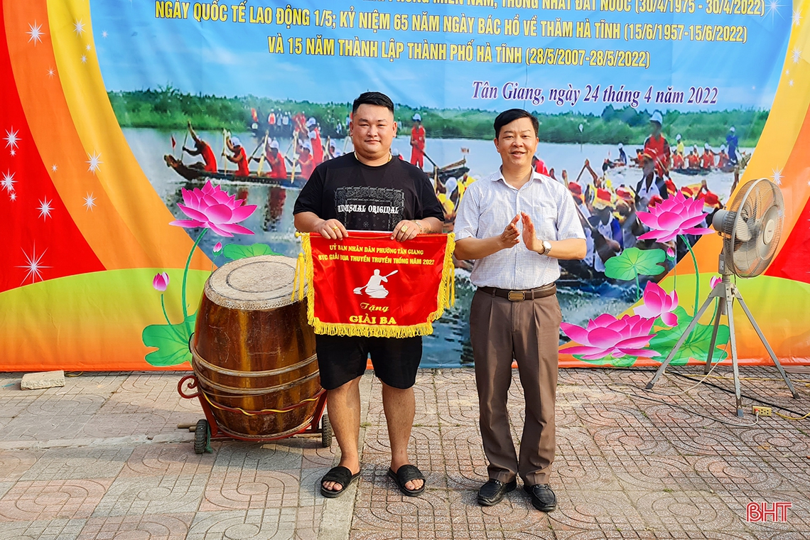 Người dân thành phố Hà Tĩnh háo hức tham gia lễ hội đua thuyền trên sông Cụt