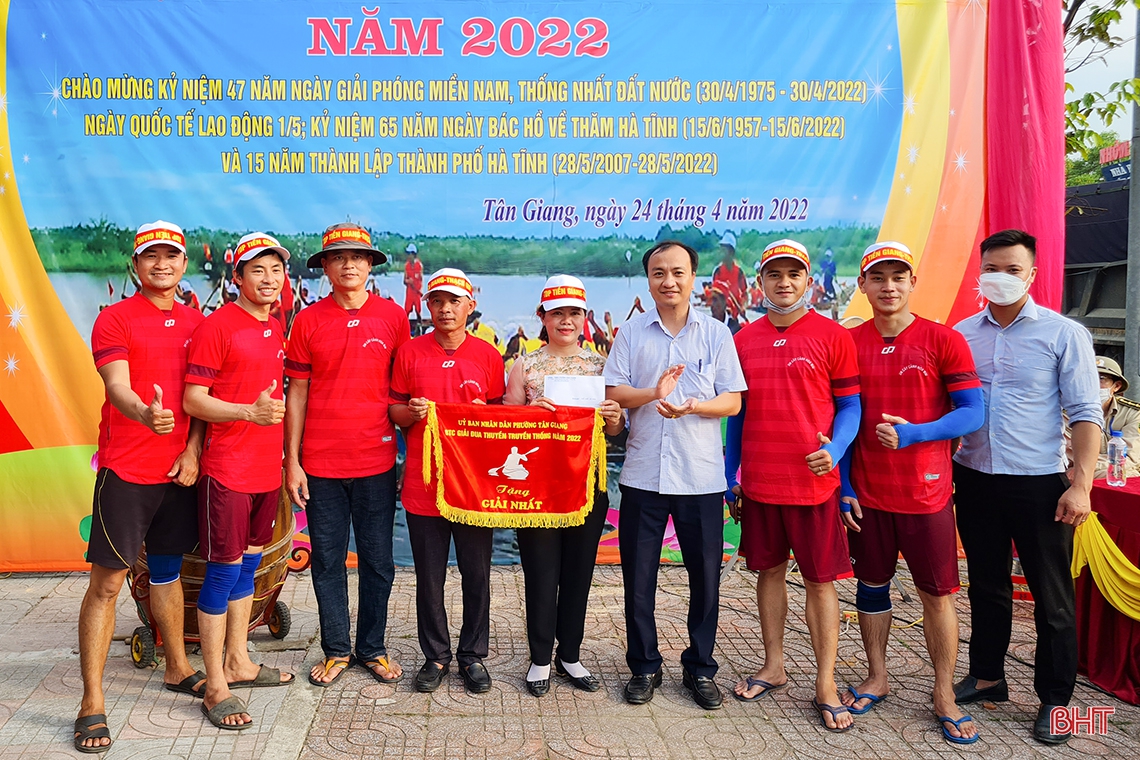 Người dân thành phố Hà Tĩnh háo hức tham gia lễ hội đua thuyền trên sông Cụt