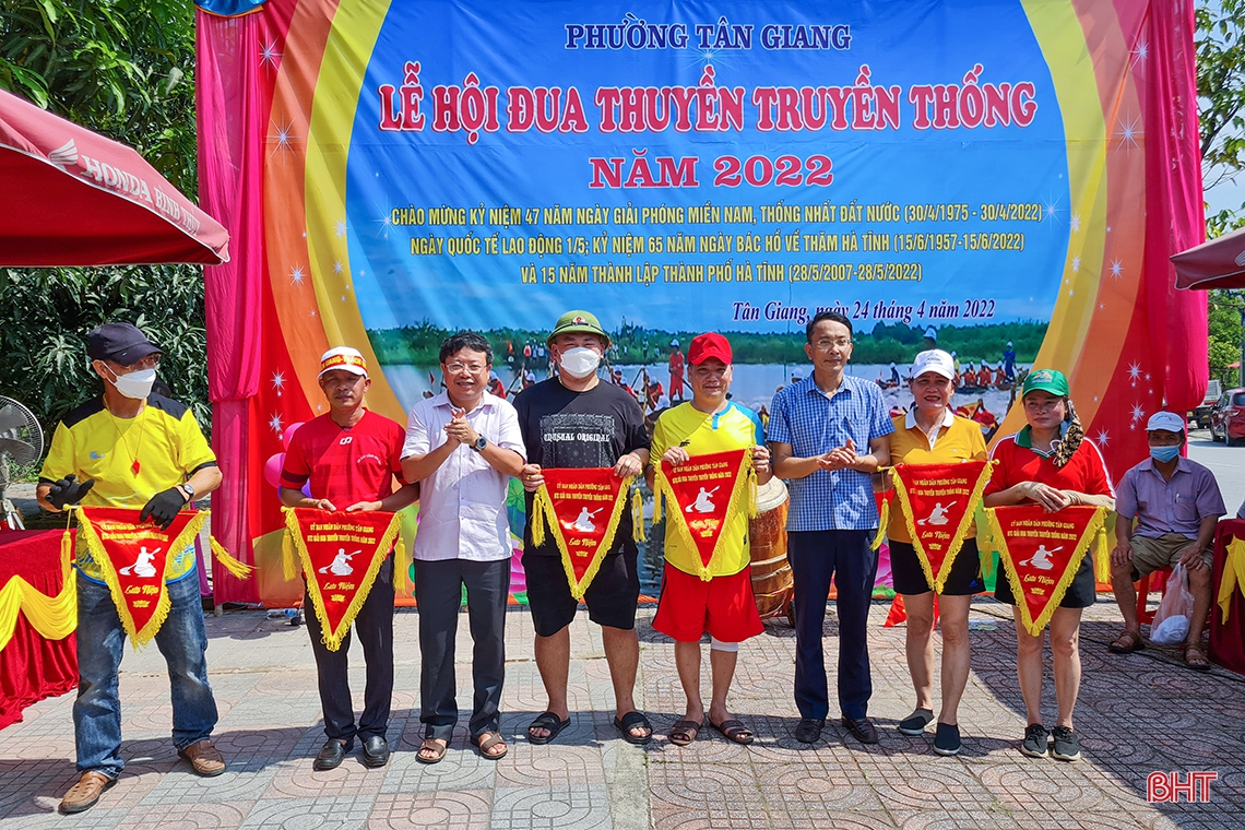 Người dân thành phố Hà Tĩnh háo hức tham gia lễ hội đua thuyền trên sông Cụt