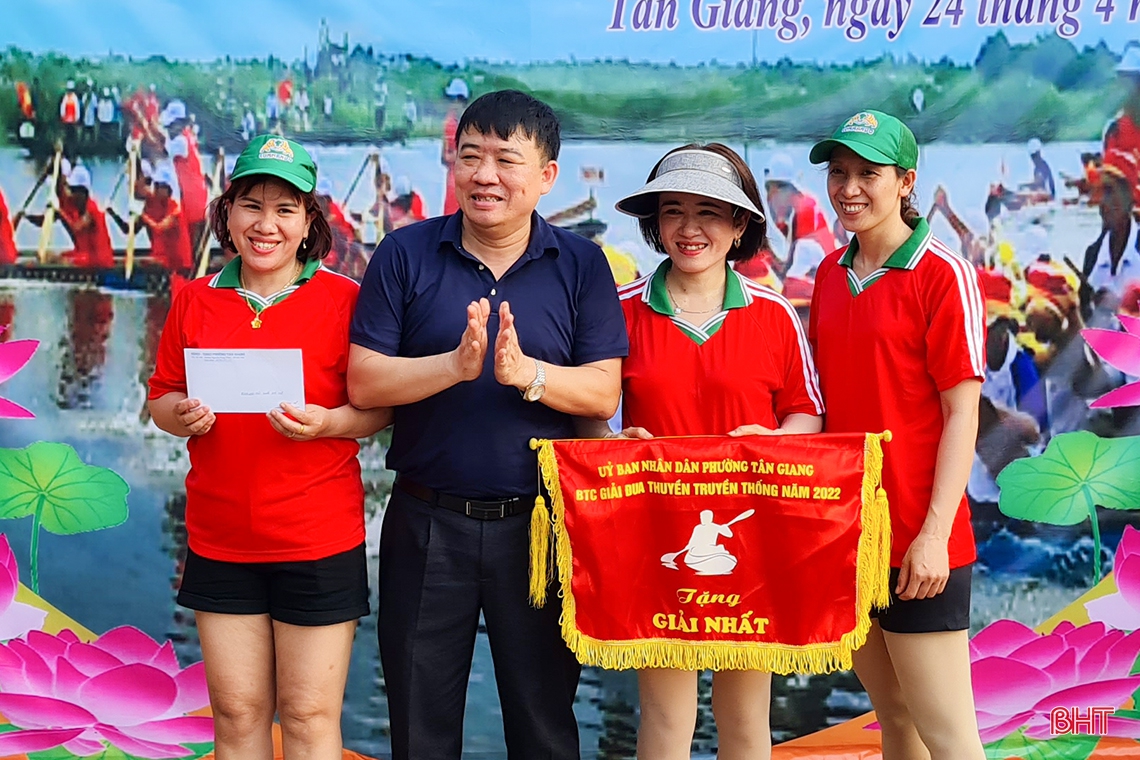 Người dân thành phố Hà Tĩnh háo hức tham gia lễ hội đua thuyền trên sông Cụt