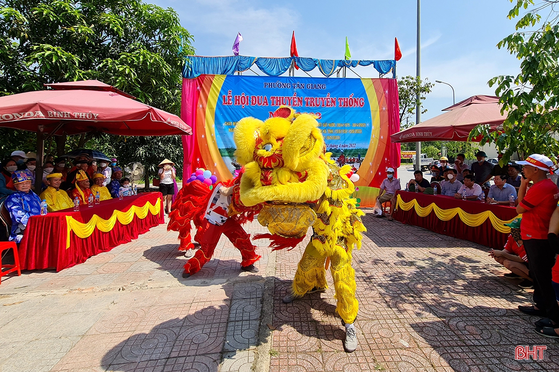 Người dân thành phố Hà Tĩnh háo hức tham gia lễ hội đua thuyền trên sông Cụt
