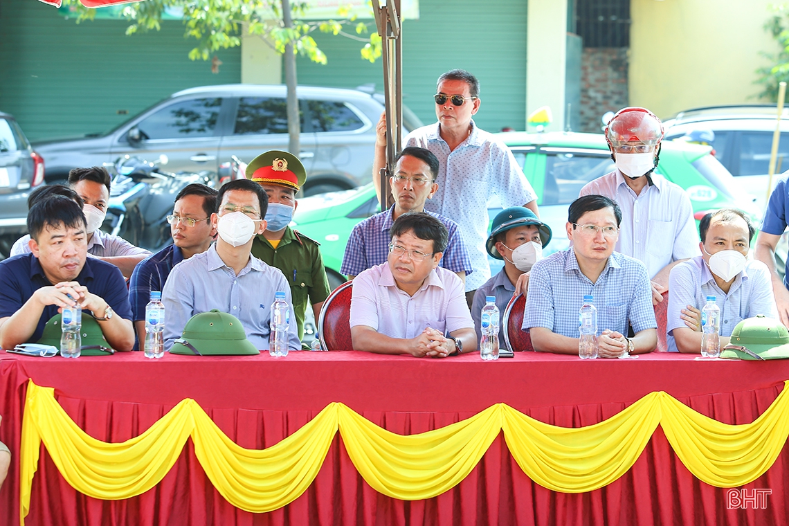 Người dân thành phố Hà Tĩnh háo hức tham gia lễ hội đua thuyền trên sông Cụt