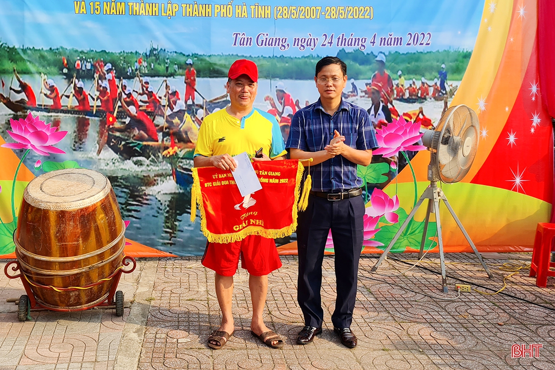 Người dân thành phố Hà Tĩnh háo hức tham gia lễ hội đua thuyền trên sông Cụt