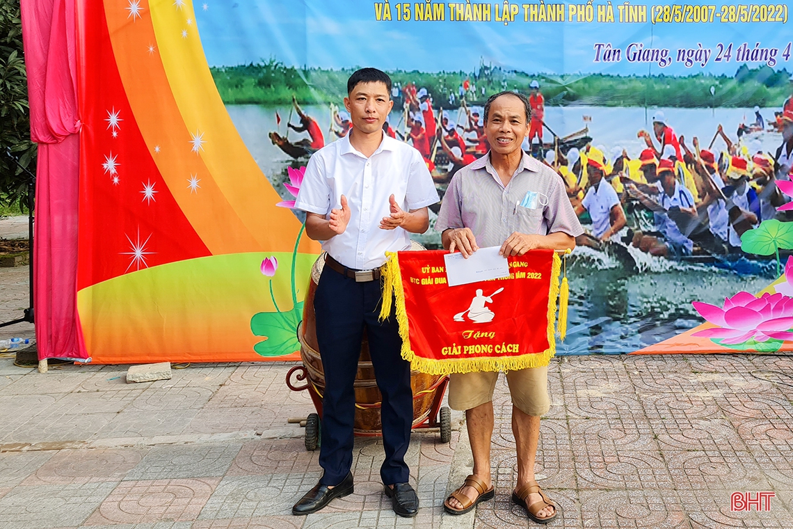 Người dân thành phố Hà Tĩnh háo hức tham gia lễ hội đua thuyền trên sông Cụt