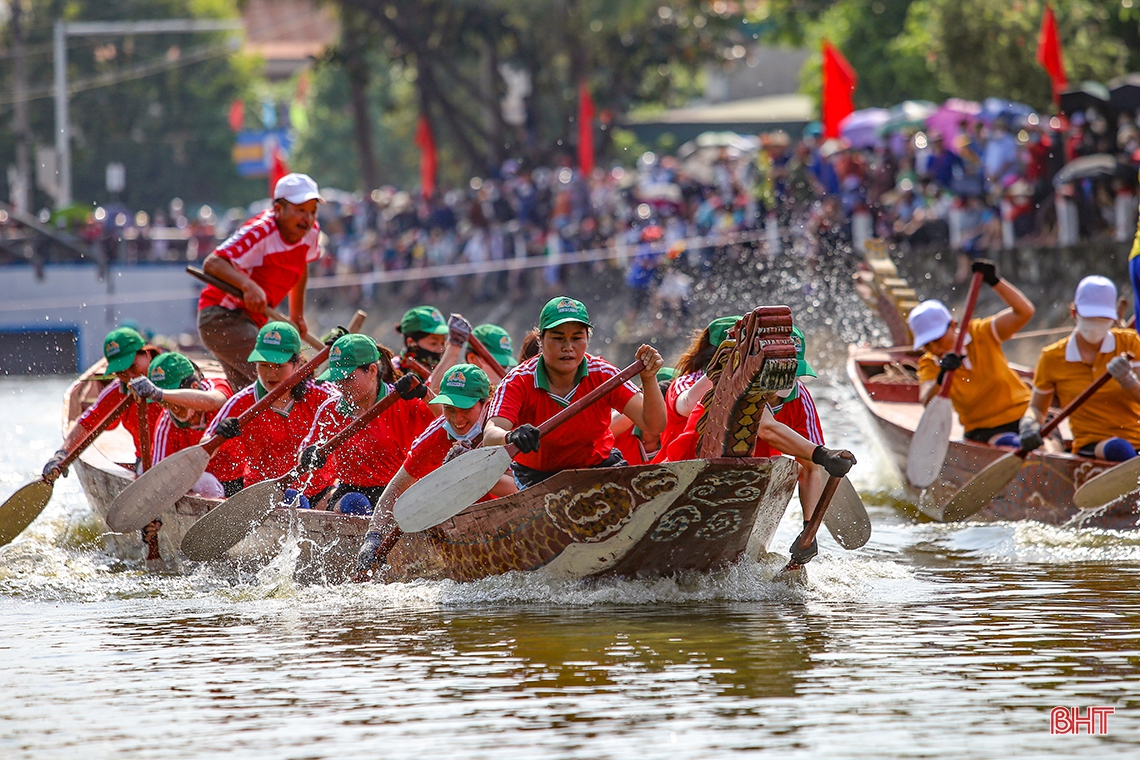 Người dân thành phố Hà Tĩnh háo hức tham gia lễ hội đua thuyền trên sông Cụt