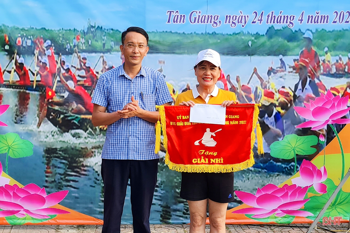 Người dân thành phố Hà Tĩnh háo hức tham gia lễ hội đua thuyền trên sông Cụt