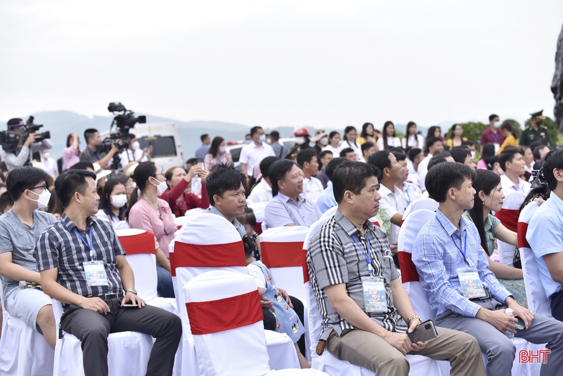Trình diễn bay khinh khí cầu chào mừng SEA Games 31 tại Vũ Quang