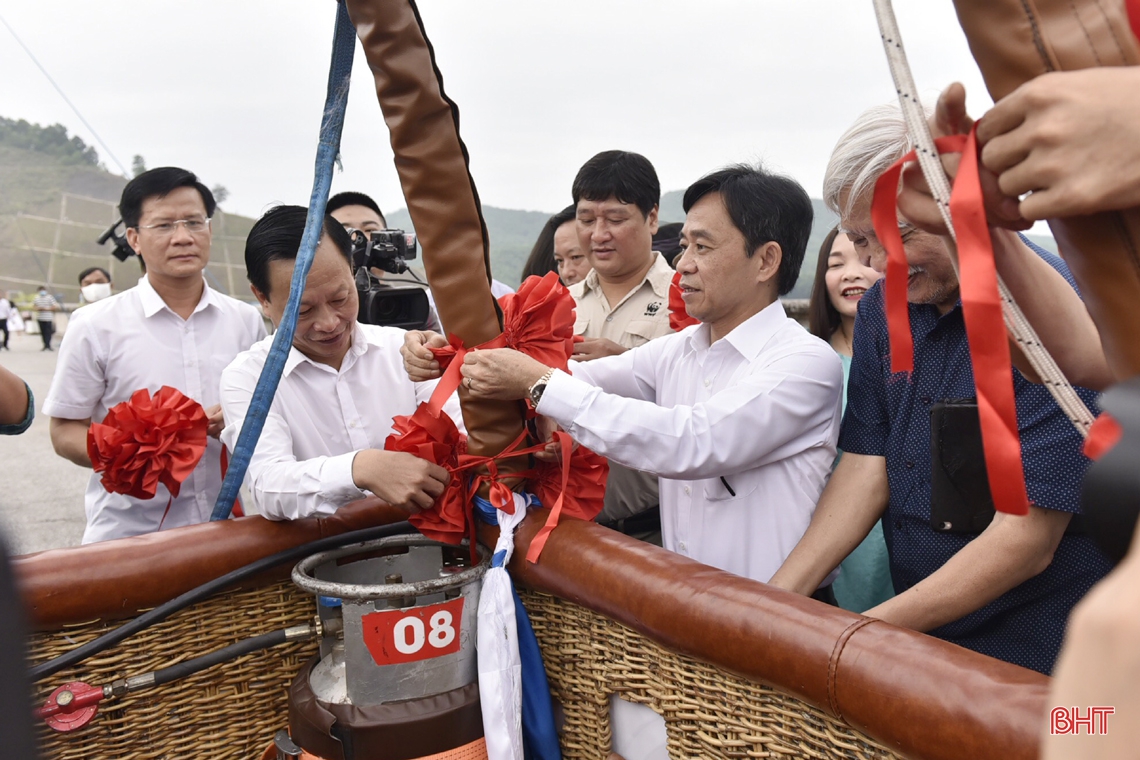 Trình diễn bay khinh khí cầu chào mừng SEA Games 31 tại Vũ Quang