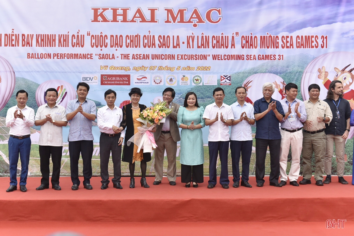 Trình diễn bay khinh khí cầu chào mừng SEA Games 31 tại Vũ Quang